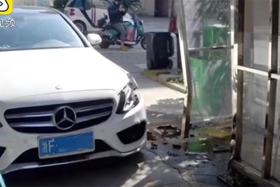 Dù có 20 năm kinh nghiệm lái ô tô, người mẹ vẫn bất cẩn tông xe vào con gái 8 tuổi chỉ vì một chiếc khẩu trang