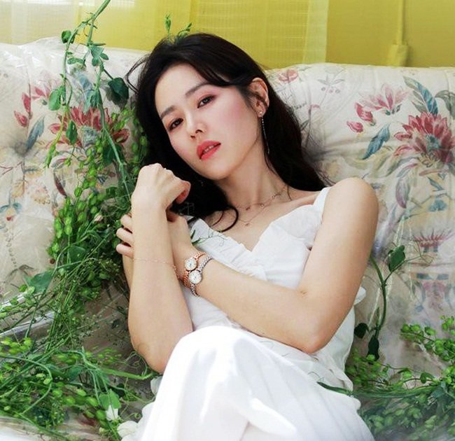 Tặng 2 tỷ đồng cho người dân tâm dịch COVID-19, chị đẹp Hạ Cánh Nơi Anh giàu cỡ nào?-4