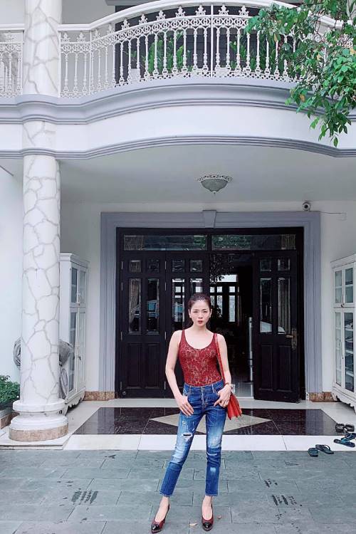 Cận cảnh biệt thự cổ điển sang trọng của Lệ Quyên-1