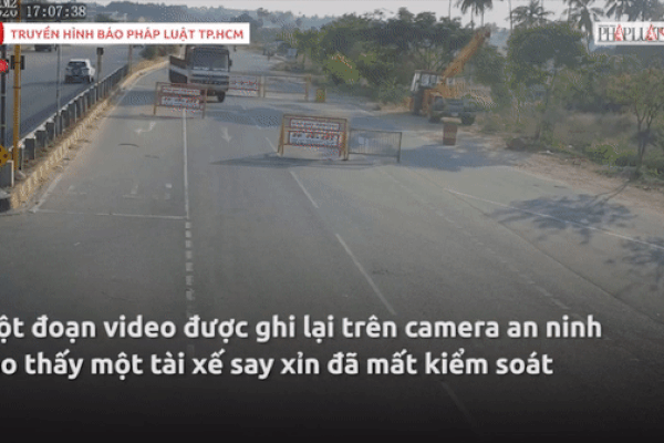 Tên trộm kéo dây xích của con chó qua hàng rào-1