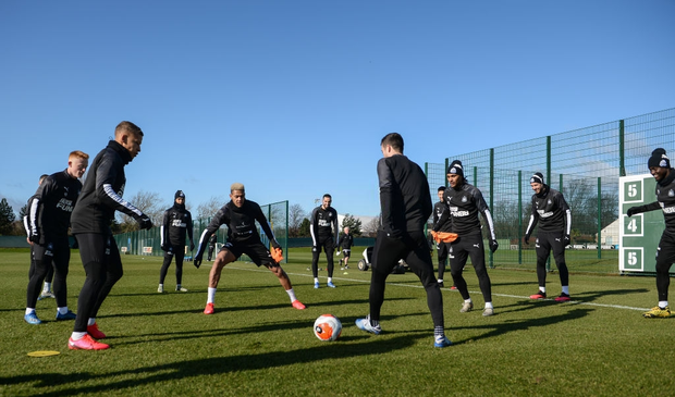 Đeo khẩu trang, giữ vệ sinh cá nhân thôi chưa đủ, đội bóng Ngoại hạng Anh cấm luôn cầu thủ bắt tay nhau trên sân tập vì sợ covid-19-1