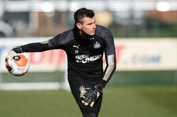 Đeo khẩu trang, giữ vệ sinh cá nhân thôi chưa đủ, đội bóng Ngoại hạng Anh cấm luôn cầu thủ bắt tay nhau trên sân tập vì sợ covid-19-2