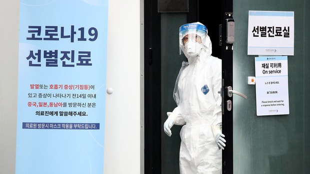 Cô gái Hàn Quốc nhiễm virus corona nhổ nước bọt vào nhân viên y tế khi được đưa đến bệnh viện-1