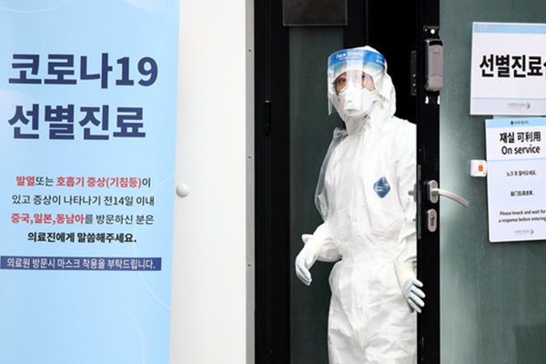 Đang đứng tư vấn, nữ nhân viên bị khách nhổ nước bọt vào mặt-1