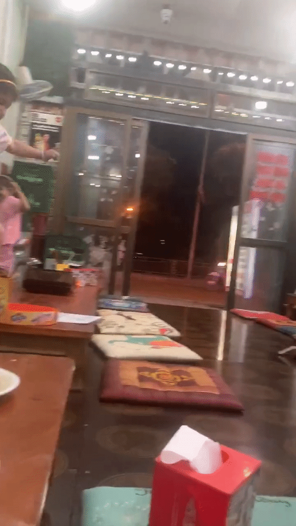 Lại câu chuyện trẻ con có biết gì đâu: Nhìn hành động của 2 bé gái này ai cũng phải lắc đầu ngao ngán-2