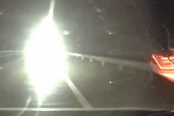 CLIP: Pha rọi đèn quái ác của ô tô trên cao tốc khiến bao người kinh sợ, phẫn nộ