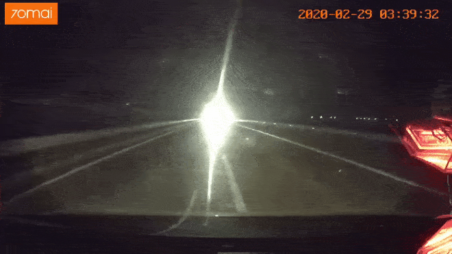CLIP: Pha rọi đèn quái ác của ô tô trên cao tốc khiến bao người kinh sợ, phẫn nộ-1