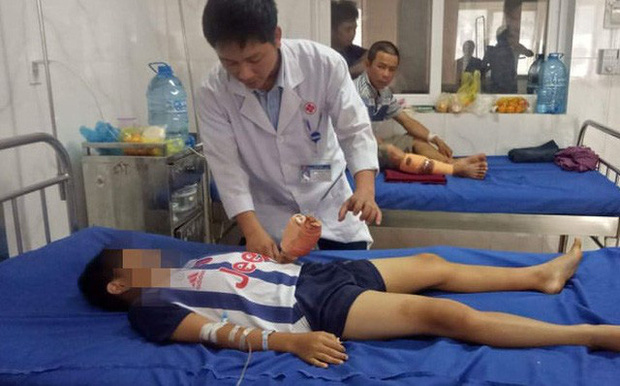 Chơi trò chơi khi điện thoại đang sạc dẫn đến nổ, bé trai 12 tuổi bị chấn thương dập nát bàn tay-1