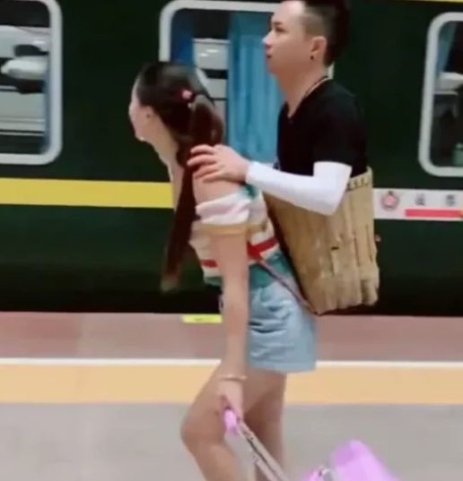 Chuyện tình cổ tích Anh làm cánh tay của em, em làm đôi chân của anh đã kết thúc khi một người có niềm vui mới, người còn lại vẫn đơn côi-2