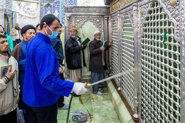 Video: Người dân Iran tập trung liếm đền thờ giữa lúc dịch bệnh virus corona bùng phát-5