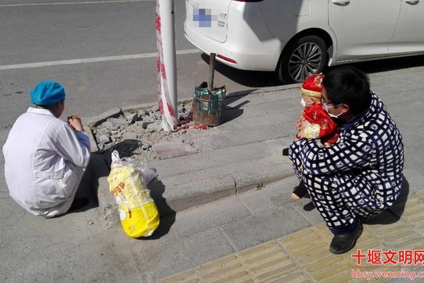 Người TQ rơi nước mắt vì cuộc đoàn tụ bên lề đường: Nữ y tá không dám gần chồng con, ngồi xổm ăn vội đồ ăn mẹ chồng chuẩn bị-1