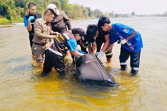 Đi du lịch Thái Lan, cặp vợ chồng bị giết hại bí ẩn, chồng bị nhét xác vào vali trôi sông, vợ biến mất không dấu vết