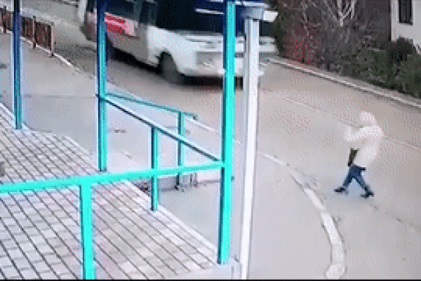 Người đàn ông may mắn chạy thoát khi tháp nước đổ sập-1