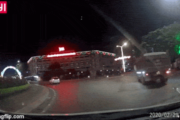 Nữ tài xế xe máy sang đường ẩu bị ôtô đâm trúng-1