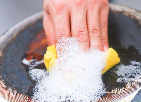 Nồi chảo cháy đen chỉ cần đổ chai nước này vào đun, 30 phút sau cho kết quả ngỡ ngàng-3