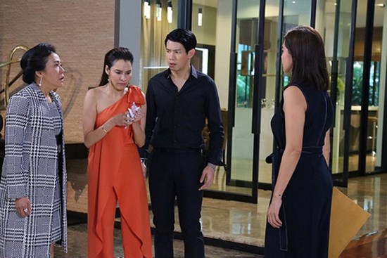 Mới sinh con được 10 ngày, mẹ chồng dúi bao tay bảo em đi rửa bát trong khi 3 chị chồng ăn cơm xong thì ngồi chơi nhưng phản ứng của chồng lại khiến em áy náy