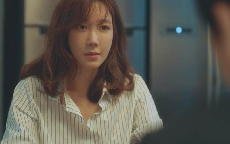 Đêm tân hôn vừa vén váy ngủ nhìn bàn chân tôi, chồng liền chạy vội-1