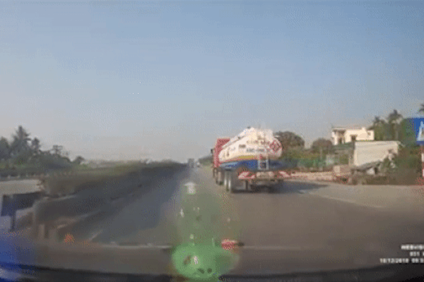 Xe máy lao vào vòng xoay rồi bắn lên không trung sau va chạm-1