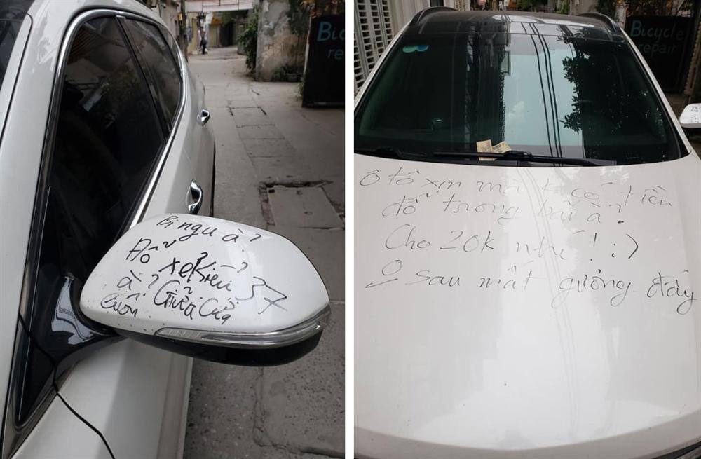 Đỗ ô tô giữa cửa nhà lạ, khi quay lại chủ xe tái mặt vì dòng chữ nhắn nhủ trên nắp capo cùng 2 tờ 10 nghìn đồng-1