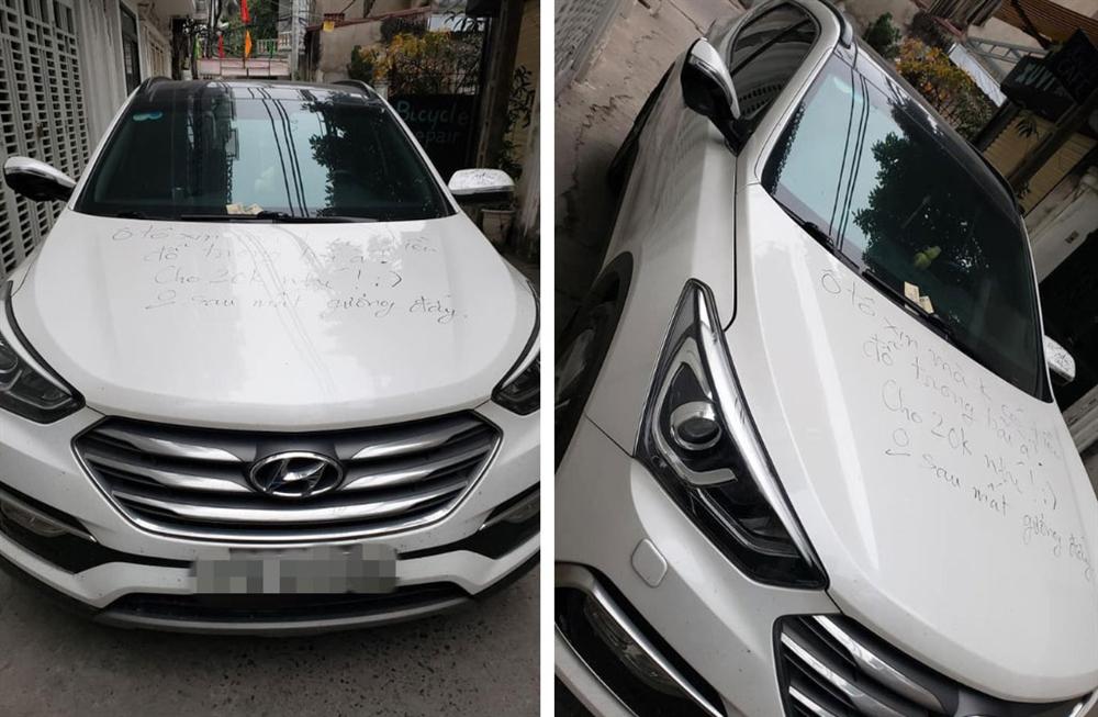 Đỗ ô tô giữa cửa nhà lạ, khi quay lại chủ xe tái mặt vì dòng chữ nhắn nhủ trên nắp capo cùng 2 tờ 10 nghìn đồng-2