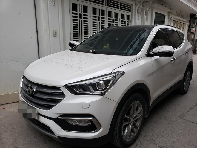 Đỗ ô tô giữa cửa nhà lạ, khi quay lại chủ xe tái mặt vì dòng chữ nhắn nhủ trên nắp capo cùng 2 tờ 10 nghìn đồng-3