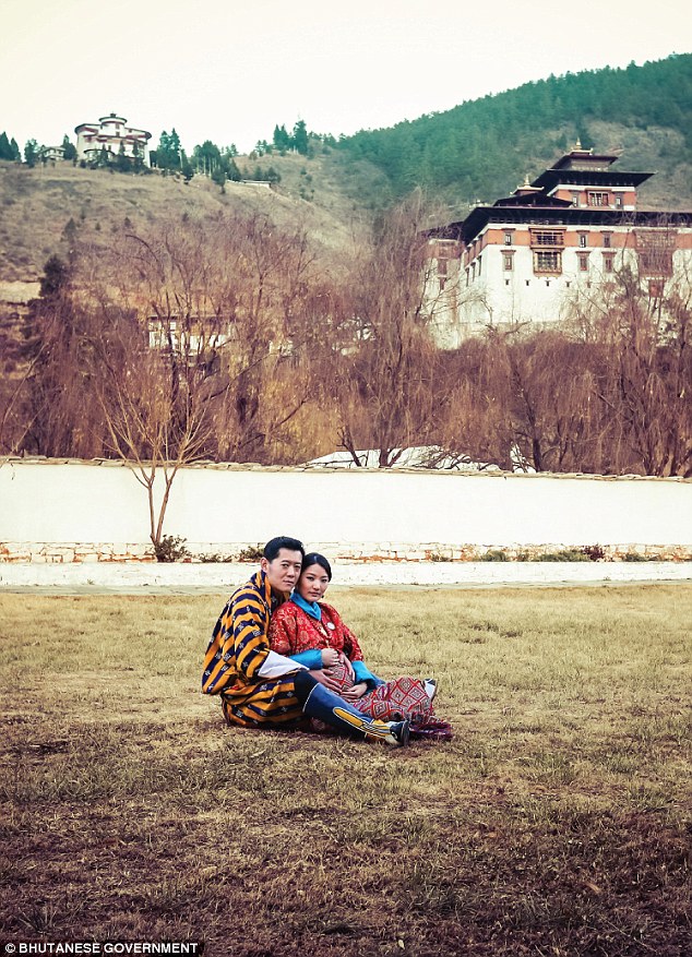 Hoàng hậu vạn người mê Bhutan hiếm hoi lộ ảnh mang bầu lần thứ 2, nhan sắc hiện tại khiến ai cũng bất ngờ-2
