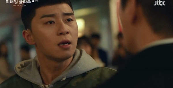Itaewon Class: Da Mi bị hành hung giữa phố, Park Seo Joon hóa anh hùng hạ gục quý tử nhà Jangga-4