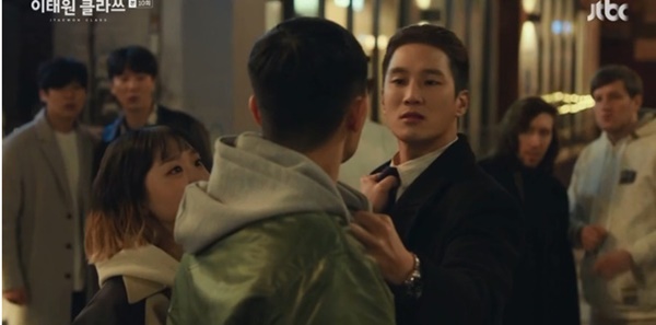 Itaewon Class: Da Mi bị hành hung giữa phố, Park Seo Joon hóa anh hùng hạ gục quý tử nhà Jangga-5