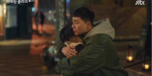 Itaewon Class: Da Mi bị hành hung giữa phố, Park Seo Joon hóa anh hùng hạ gục quý tử nhà Jangga-6