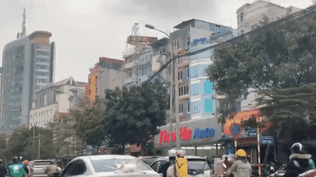 Đi chợ kiểu nhà giàu”: Dán vịt lên đuôi xe bằng băng dính chở bát phố Hà Nội, thà để mọi người nhìn nhất định không cho vào trong-1