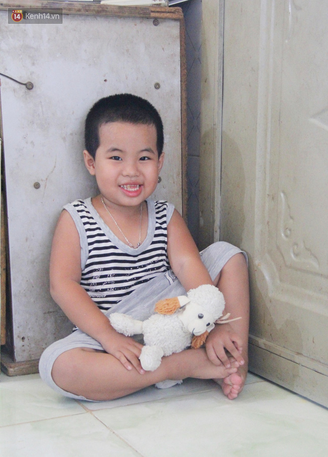 Bà mất, đứa trẻ 5 tuổi tự kỷ không cha mẹ sống cô độc trong căn nhà trọ cùng ông ngoại già yếu-2