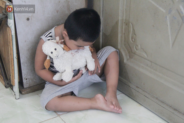 Bà mất, đứa trẻ 5 tuổi tự kỷ không cha mẹ sống cô độc trong căn nhà trọ cùng ông ngoại già yếu-7