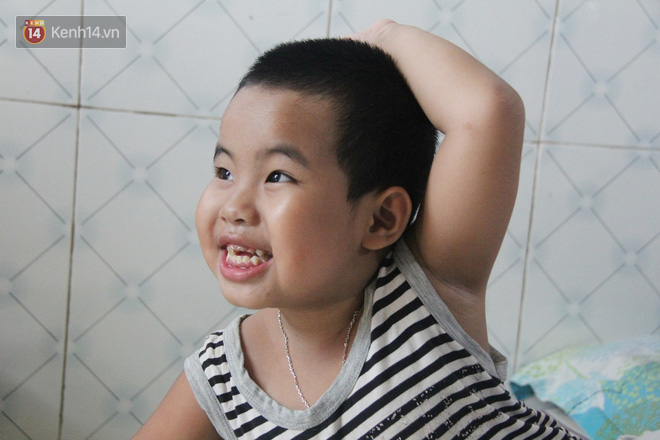 Bà mất, đứa trẻ 5 tuổi tự kỷ không cha mẹ sống cô độc trong căn nhà trọ cùng ông ngoại già yếu-8