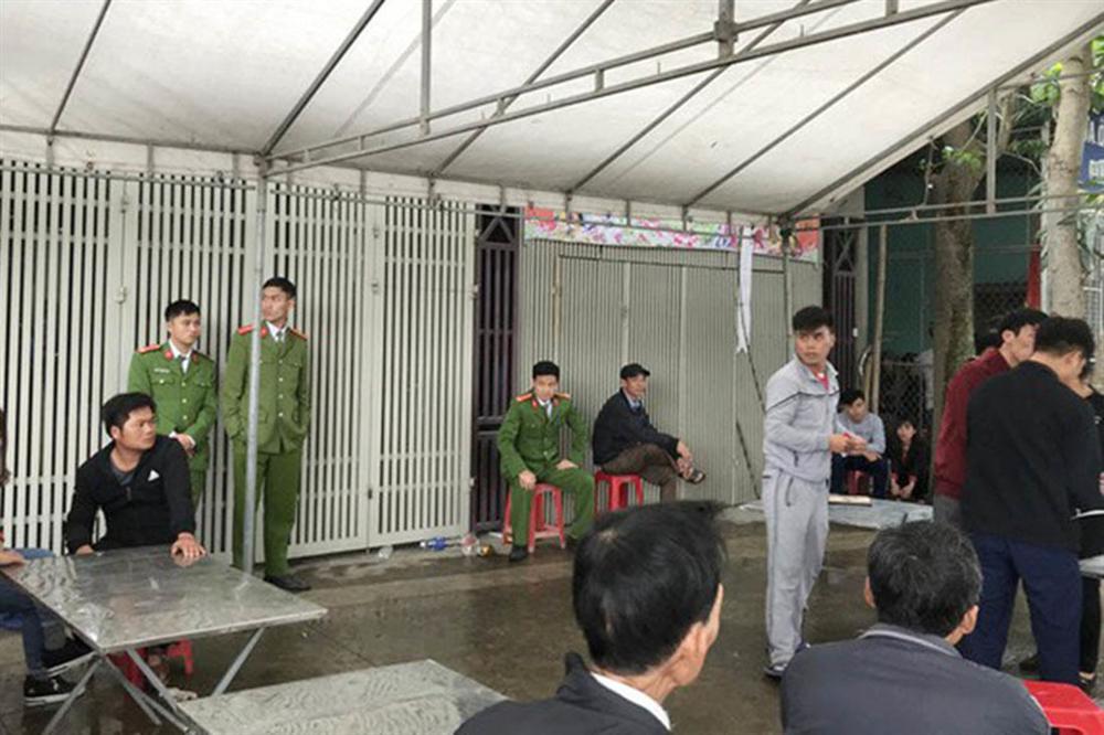 Ngáo đá giết cha, chém mẹ, cởi trần bế con thơ lên nóc nhà tìm vợ-2