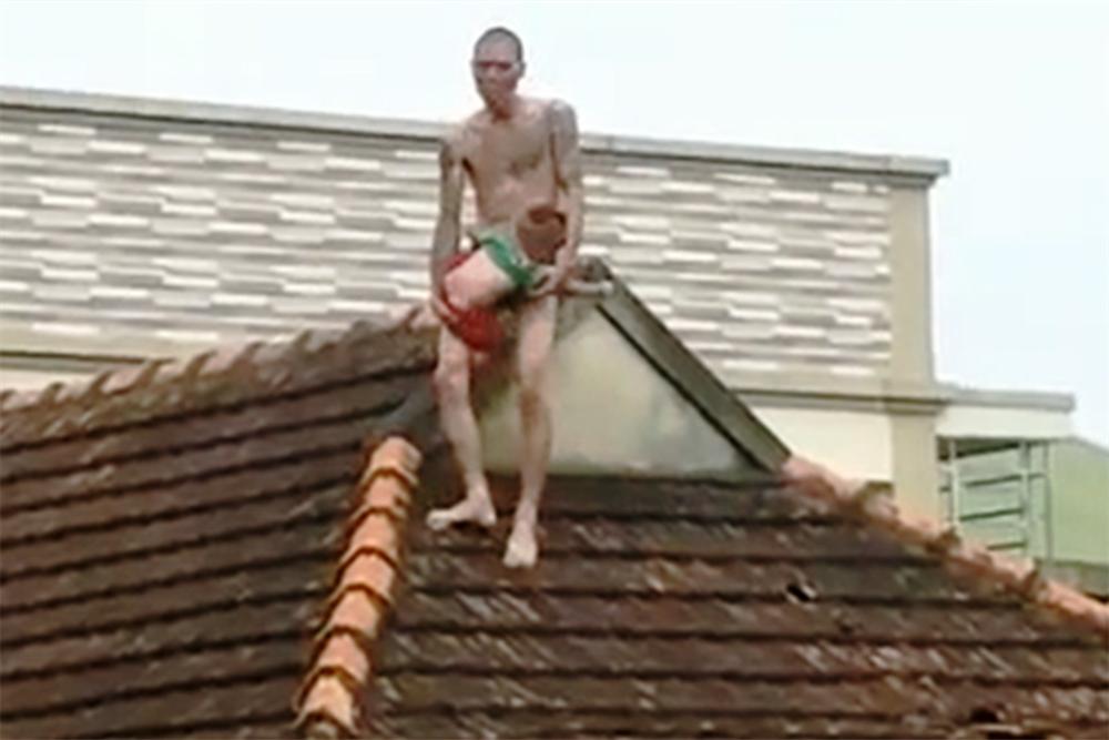 Ngáo đá giết cha, chém mẹ, cởi trần bế con thơ lên nóc nhà tìm vợ-3