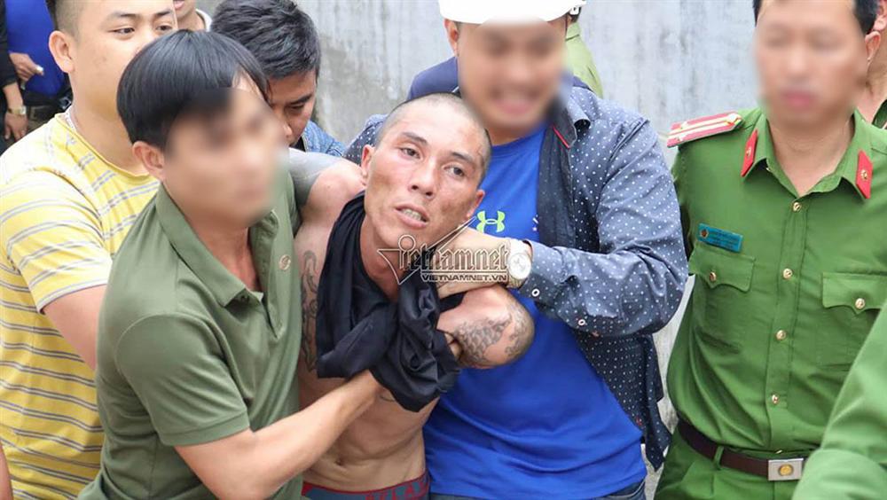 Ngáo đá giết cha, chém mẹ, cởi trần bế con thơ lên nóc nhà tìm vợ-4