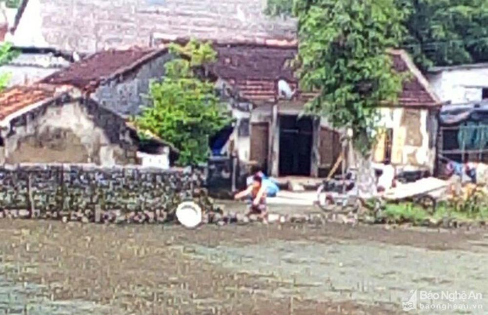 Ngáo đá giết cha, chém mẹ, cởi trần bế con thơ lên nóc nhà tìm vợ-5