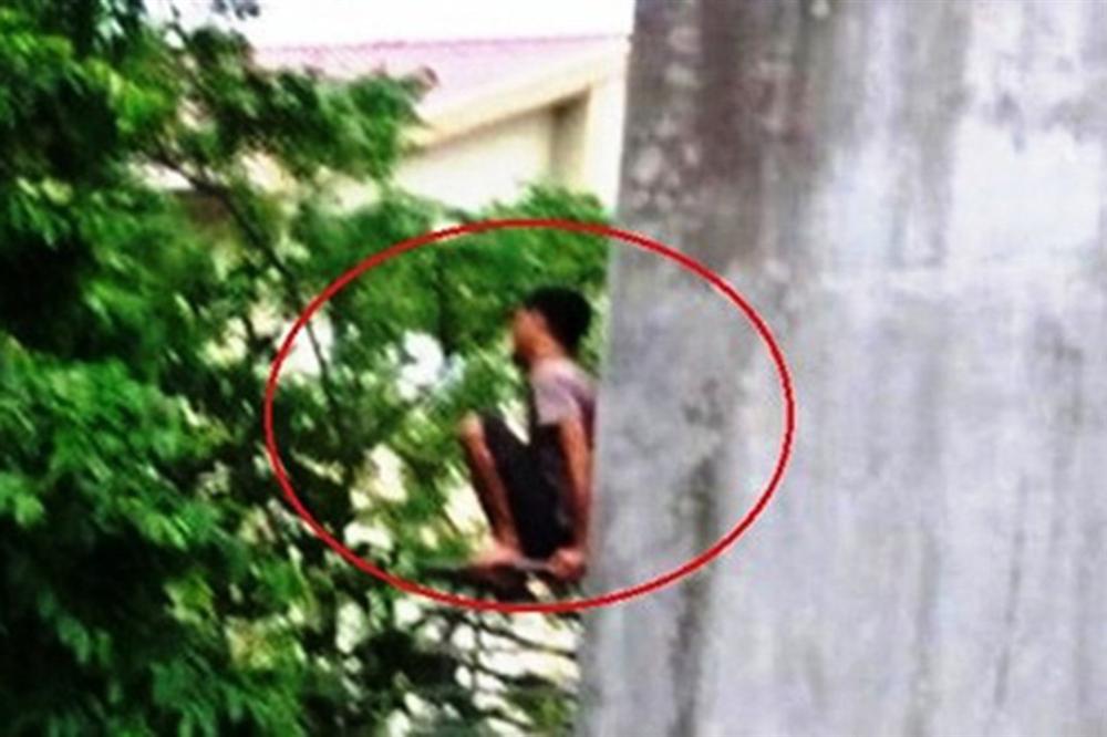 Ngáo đá giết cha, chém mẹ, cởi trần bế con thơ lên nóc nhà tìm vợ-6