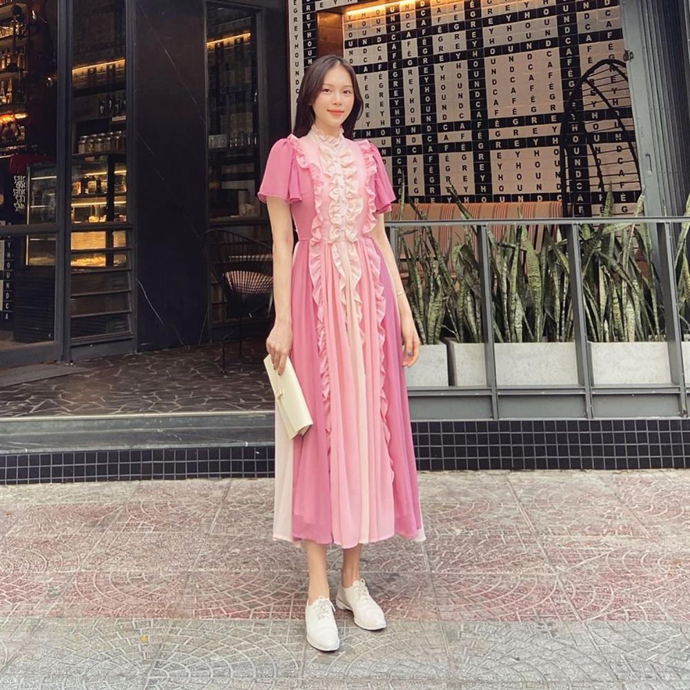 Street style ngập tràn sắc trắng: Ngọc Trinh diện đồng hồ 4 tỉ, nhưng choáng nhất vẫn là sắc vóc của mẹ bỉm sữa Diệp Lâm Anh-6