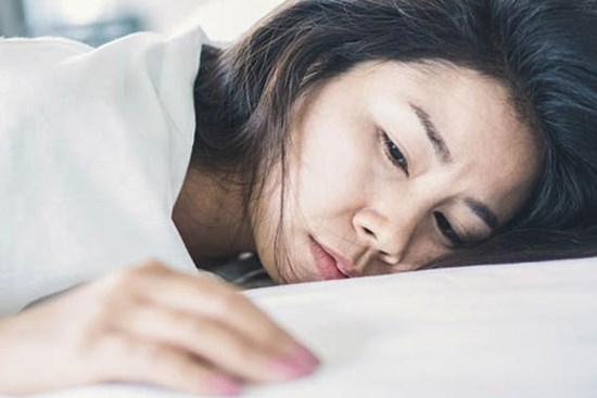 Thấy tôi được mẹ chồng cơm bưng nước rót, em chồng căm hận gửi tặng 1 cái nạng và loan tin thất thiệt về tôi cho cả họ hàng