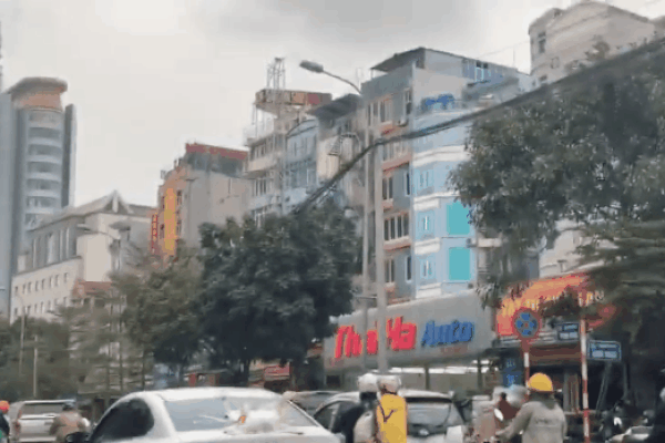Đi chợ kiểu “nhà giàu”: Dán vịt lên đuôi xe bằng băng dính chở bát phố Hà Nội, thà để mọi người nhìn nhất định không cho vào trong