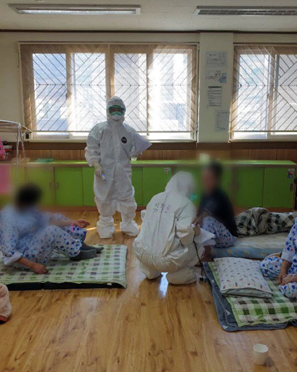Cửa sổ đóng kín và thảm họa lây virus tại khoa tâm thần ở Hàn Quốc-1