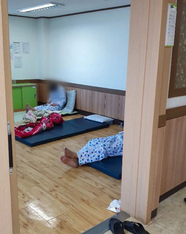 Cửa sổ đóng kín và thảm họa lây virus tại khoa tâm thần ở Hàn Quốc-2