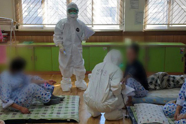 10 ngày địa ngục trong bệnh viện tâm thần của nữ nhà báo: Bệnh nhân bị đối xử tàn bạo, người tỉnh táo sớm muộn cũng hóa điên-8