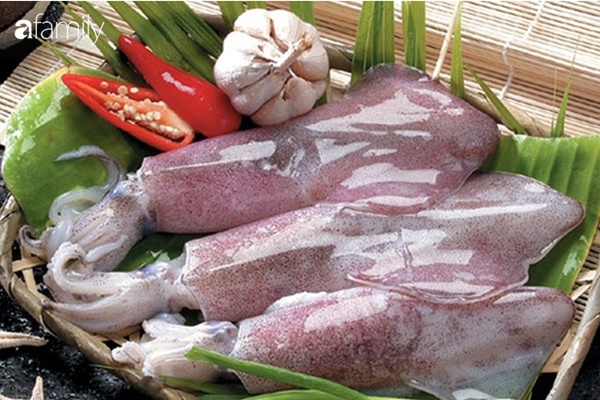 Smart moms in Hai Phong give tips to city sisters to choose fresh squid like coastal residents-5