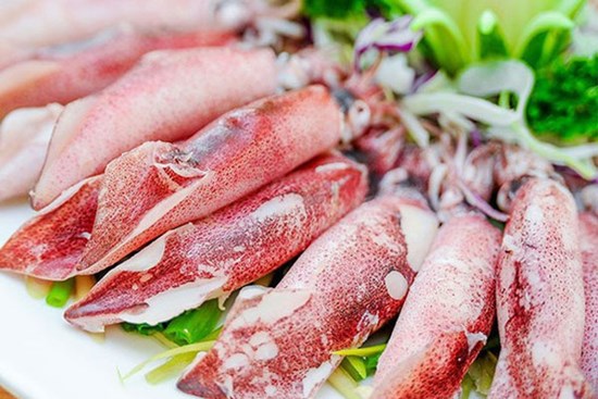 Mẹ đảm ở Hải Phòng mách chị em thành phố chọn mực ống tươi ngon như dân biển