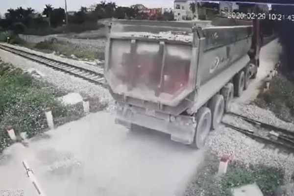 Ôtô bị tàu hỏa đâm vì cố vượt qua rào chắn-1