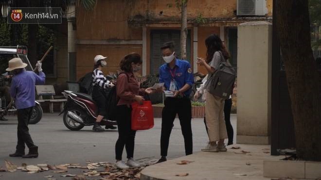 Sinh viên nô nức trở lại trường sau kỳ nghỉ Tết dài nhất lịch sử: Được đi học rồi vui quá, ở nhà chán lắm!-4