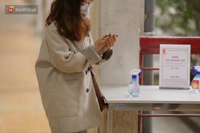 Sinh viên nô nức trở lại trường sau kỳ nghỉ Tết dài nhất lịch sử: Được đi học rồi vui quá, ở nhà chán lắm!-7