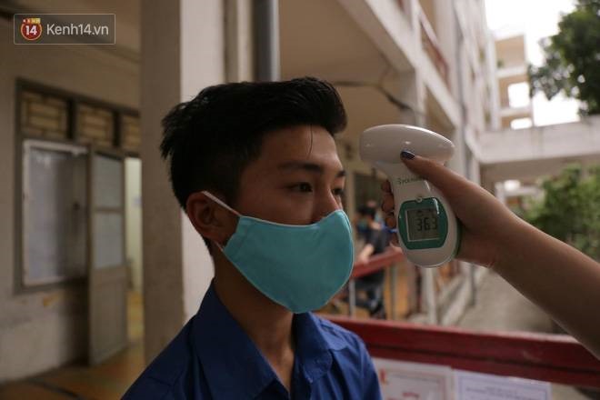 Sinh viên nô nức trở lại trường sau kỳ nghỉ Tết dài nhất lịch sử: Được đi học rồi vui quá, ở nhà chán lắm!-10